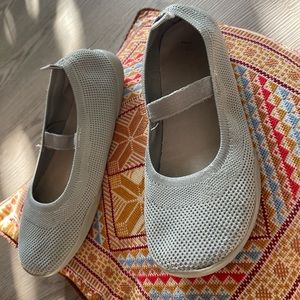 Zara mesh sport flats shoes size 35 (US 3.5) EUC